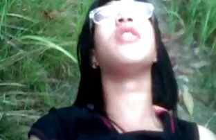 فتاة في الوردي منشفة الاستمناء أمام الكمبيوتر المحمول سكس اجمل بنات اجنبي