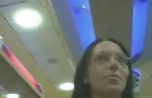 سباك يعطي اللسان احلى سكس اجنبي إلى مثير الأم في الحمام