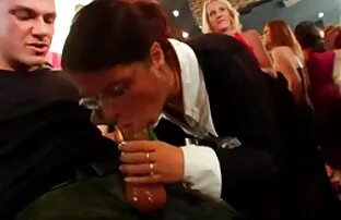 شقراء مع كبير الثدي تمتص ويحصل مارس الجنس افضل موقع سكس اجنبى في لوس على الأريكة