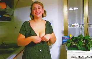 شابة شقراء التدليك لها L. مع هزاز على الأريكة اجمل افلام سكس اجنبي مترجم