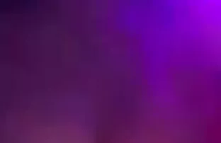 فتاة صغيرة المشي الأحذية الخضراء يلهون مع رجل على مقاعد افضل موقع سكس اجنبى البدلاء في الحديقة