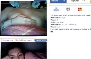 رجل لاثنين من الأزواج على الخدين و اللعنة على اجمل سكس اجنبي نار واحد منهم