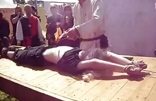 الشاب على احلى سكس اجنبيه الأريكة